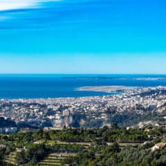 Vue aérienne aéroport Nice Côte d'Azur au loin